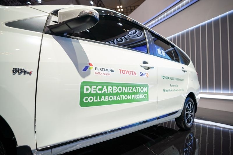 Pertamina Patra Niaga berkolaborasi dengan PT Toyota-Astra Motor (TAM) dan PT Serasi Autoraya atau TRAC menggelar uji coba bioetanol E10 di Surabaya selama 1 tahun. [Antara]