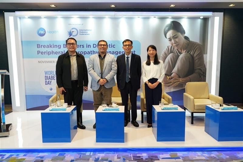 Dr. Francis Pasaporte, Dr. Bien Matawaran, Dr. Rizaldy Pinzon, and P&G Singapore Regional Medical & Technical Affairs Lead for Nerve Care, AMA & Greater China Dr. Li Yan. (dok. P&G)