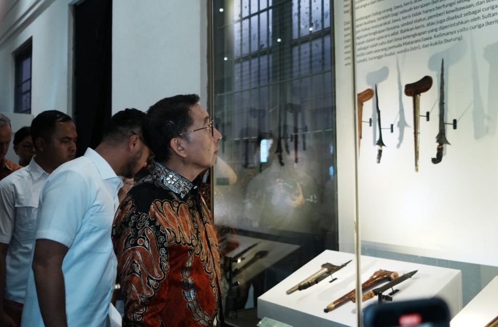 Menteri Kebudayaan RI, Dr. Fadli Zon, M.Sc. melihat koleksi Pameran Keris di Museum Nasional (dok. Museum Nasional)