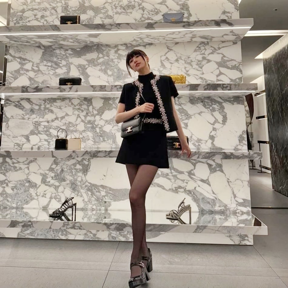 Bae Suzy Memukau di Pembukaan Toko Celine Seoul dengan Penampilan Serba Hitam (Instagram)