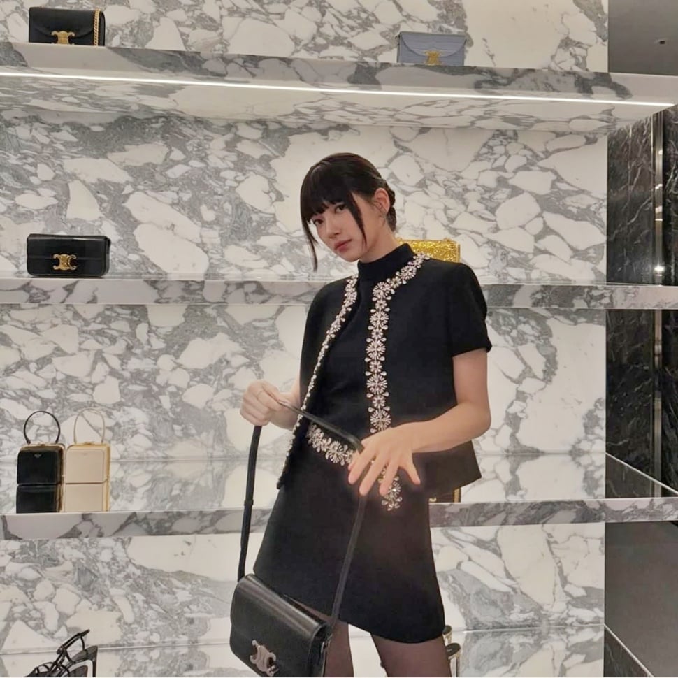 Bae Suzy Memukau di Pembukaan Toko Celine Seoul dengan Penampilan Serba Hitam (Instagram)