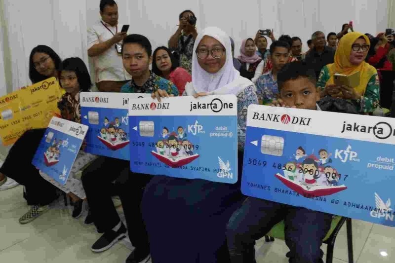 Ilustrasi siswa sekolah menerima bantuan program Kartu Jakarta Pintar (KJP) dari Pemerintah Provinsi DKI Jakarta. (Pemprov DKI Jakarta).