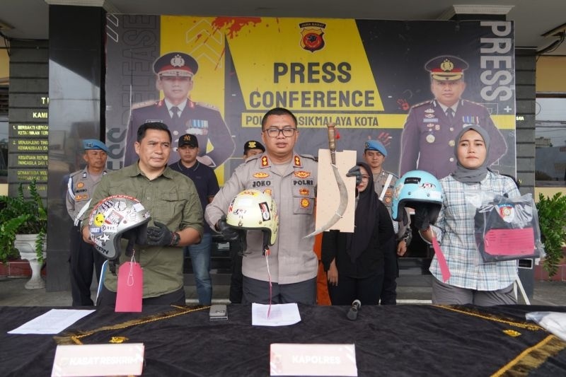 Polres Tasikmalaya Kota AKBP Joko Sulistiono (tengah) merilis pengungkapan kasus dengan menunjukkan tersangka dan barang bukti kasus berandalan bermotor yang menganiaya warga, pada jumpa pers di Markas Polres Tasikmalaya Kota, Jawa Barat, Selasa (3/12/2024). ANTARA/HO-Polres Tasikmalaya Kota