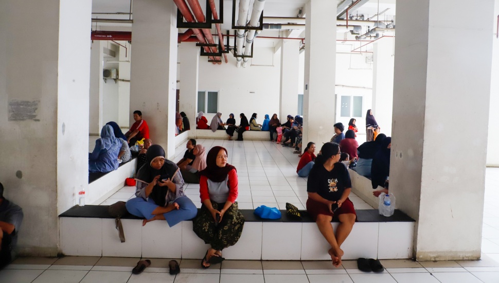 Warga beraktivitas di salah satu unit di Rusunawa Pasar Rumput, Jakarta, Rabu (4/12/2024). [Suara.com/Alfian Winanto]