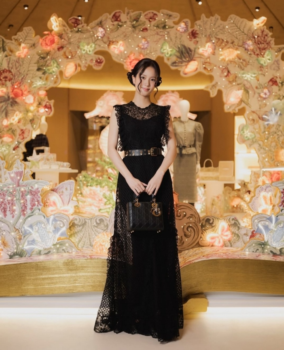 Penampilan Memikat Jisoo BLACKPINK di Acara Dior dengan Gaun Renda Hitam (Instagram/Dior)
