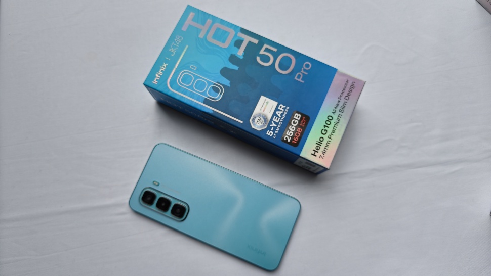 Infinix Hot 50 Pro yang resmi meluncur ke Indonesia pada Rabu (11/12/2024). [Suara.com/Dicky Prastya]