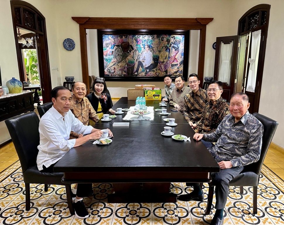 Presiden Joko Widodo atau Jokowi menerima kunjungan konglomerat pendiri Lippo Group, Mochtar Riady dan keluarga di kediamannya, Solo, Jawa Tengah, Jumat (13/12/2024). (foto dok. Jokowi)