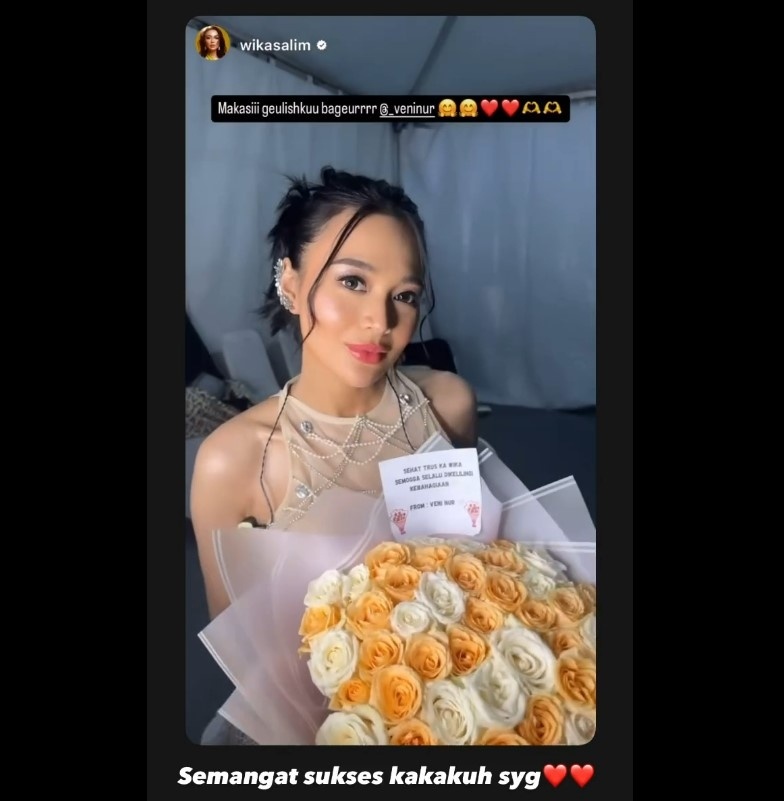 Wika Salim mendapat bunga dari Veni Nur. [Instagram]