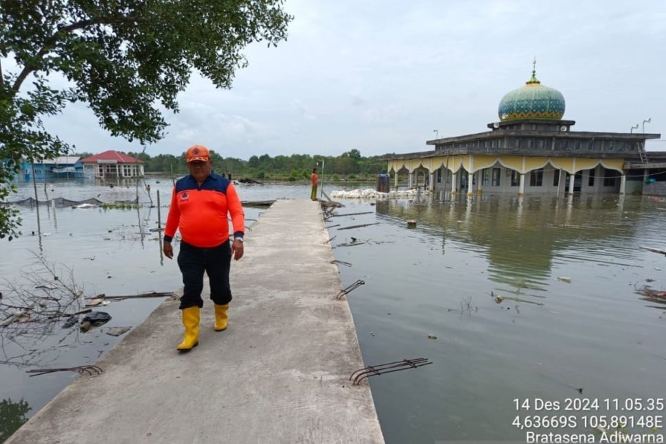 Banjir rob di Kecamatan Dente Teladas, Tulang Bawang. [ANTARA]