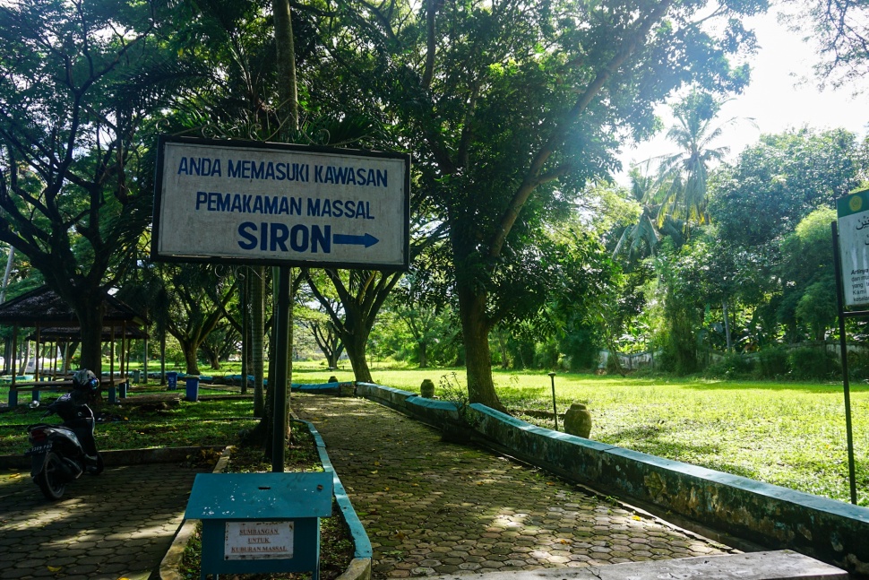 Kuburan massal korban tsunami di Gampong Siron, Kecamatan Ingin Jaya, Kabupaten Aceh Besar, Aceh. [Suara.com/Habil Razali]