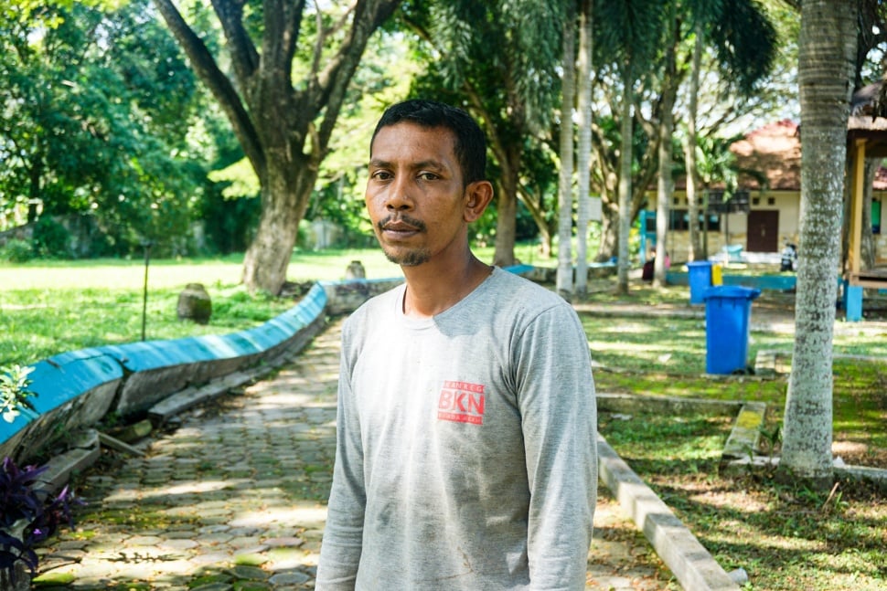 Amran, juru kunci Makam Siron, kuburan massa korban tsunami di Aceh. [Suara.com/Habil Razali]