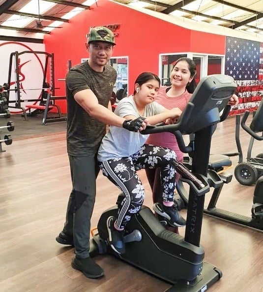 Almira Tunggadewi Yudhoyono di gym bersama orang tua, AHY dan Annisa Pohan. [Instagram/@annisayudhoyono]