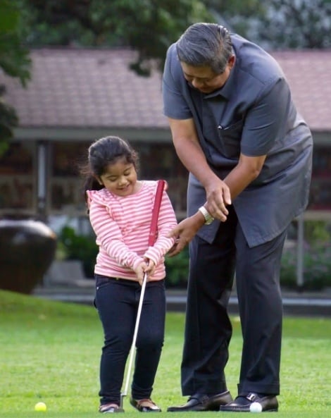 Almira Tunggadewi Yudhoyono anak AHY bermain golf dengan SBY. [Instagram/@annisayudhoyono]