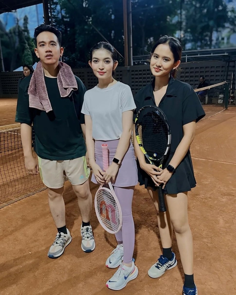 Gaya sporty Selvi Ananda main tenis. [Instagram/@selvi_ananda]