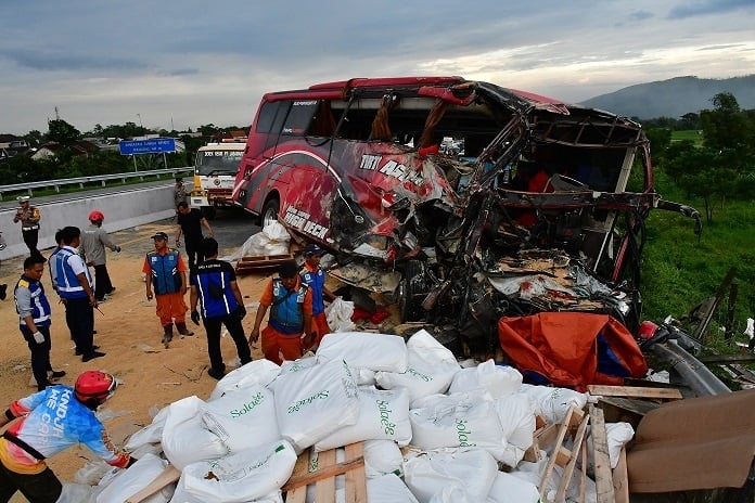 Sejumlah petugas melakukan proses evakuasi bus pariwisata yang terlibat kecelakaan di KM 77+200 Jalan Tol Pandaan-Malang, Lawang, Kabupaten Malang, Jawa Timur, Senin (23/12/2024). Berdasarkan data temuan awal Polres Malang, kecelakaan bus pariwisata dan truk tersebut menyebabkan empat orang meninggal dunia. ANTARA FOTO/Ahmad Prabowo/wpa. 