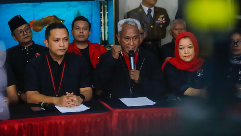 Ketua DPP PDIP Bidang Kehormatan Partai, Komarudin Watubun (tengah), Ketua DPP PDIP Bidang Reformasi Sistem Hukum Nasional, Ronny Talapessy (kiri) bersama sejumlah kader lainnya memberikan keterangan di Gedung DPP PDIP, Jakarta, Selasa (24/12/2024). [Suara.com/Alfian Winanto]