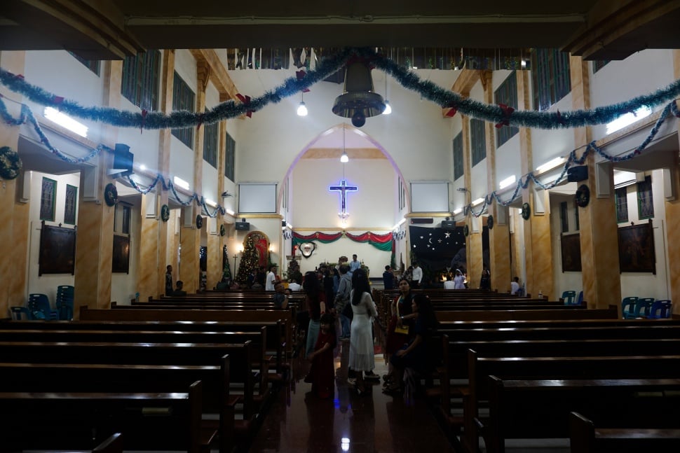 Umat nasrani melaksanakan ibadat misa malam Natal di Gereja Katolik Hati Kudus, Banda Aceh, Selasa (24/12/2024) malam. [Suara.com/Habil]