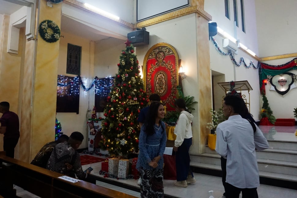 Umat nasrani melaksanakan ibadat misa malam Natal di Gereja Katolik Hati Kudus, Banda Aceh, Selasa (24/12/2024) malam. [Suara.com/Habil]