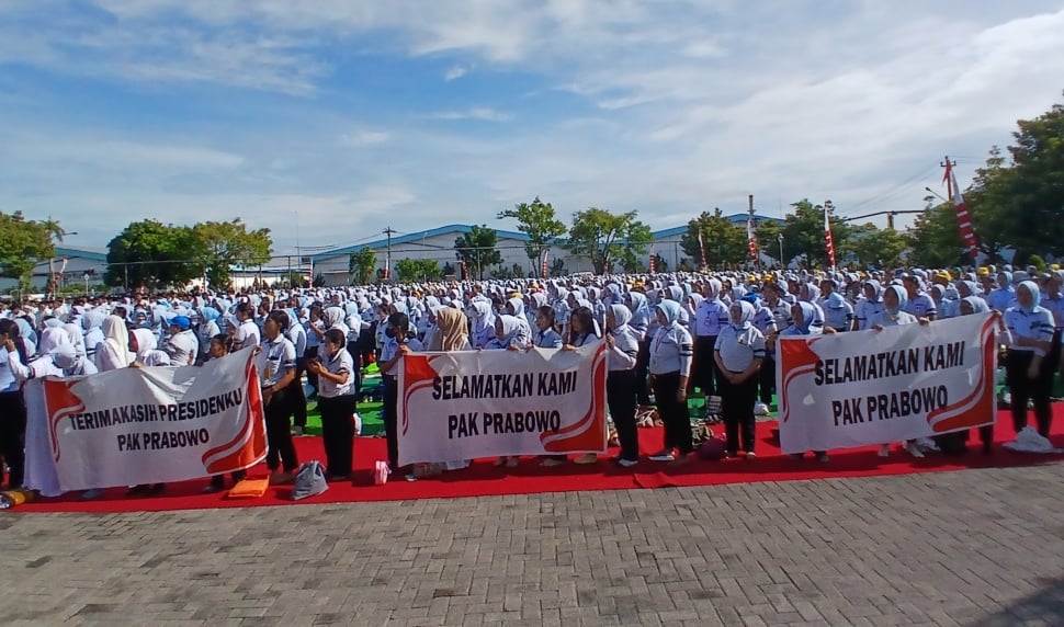 Ribuan buruh PT Sritex Tbk saat mengikuti Istighosah Akbar dan mimbar terbuka. [Suara.com/Ari Welianto]