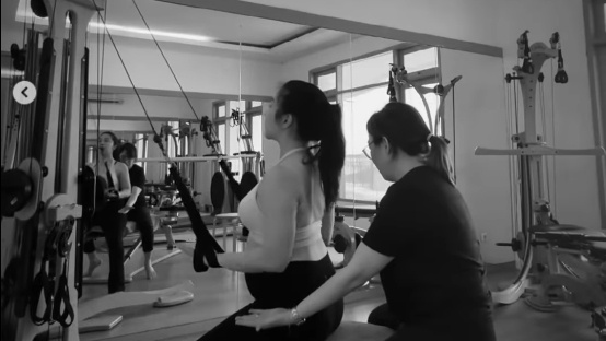 Nikita Willy melakukan olahraga gym saat hamil besar. [Instagram/@nikitawillyofficial94]