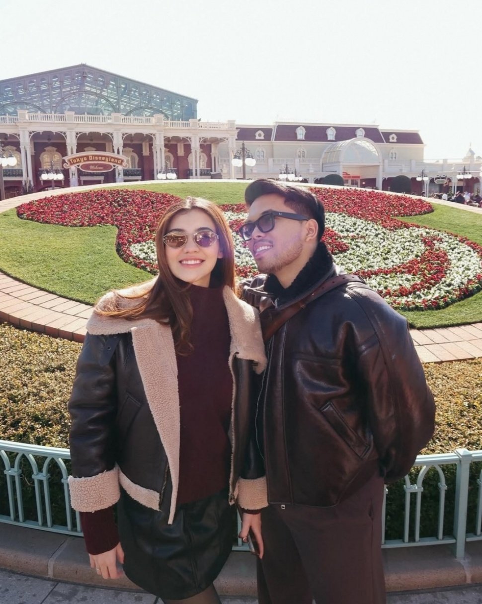 OOTD Aaliyah Massaid dan Thariq Halilintar di Disneyland Tokyo (Instagram)