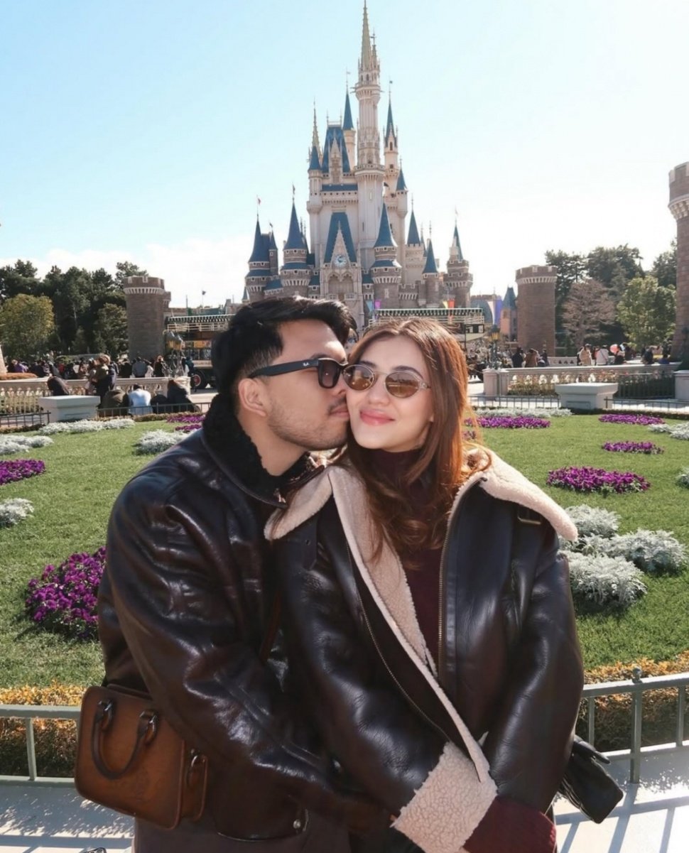 OOTD Aaliyah Massaid dan Thariq Halilintar di Disneyland Tokyo (Instagram)