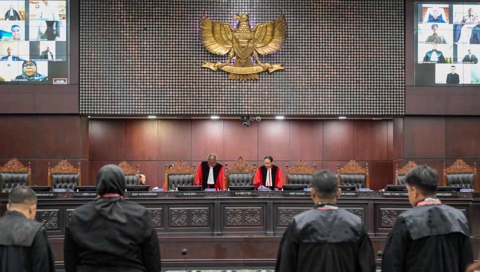 Ketua Mahkamah Konstitusi Suhartoyo (kanan) didampingi Wakil Ketua MK Saldi Isra (kiri) bersiap memimpin sidang putusan uji materi undang-undang di Gedung Mahkamah Konstitusi, Jakarta, Kamis (2/1/2025).  [ANTARA FOTO/Fauzan/rwa]