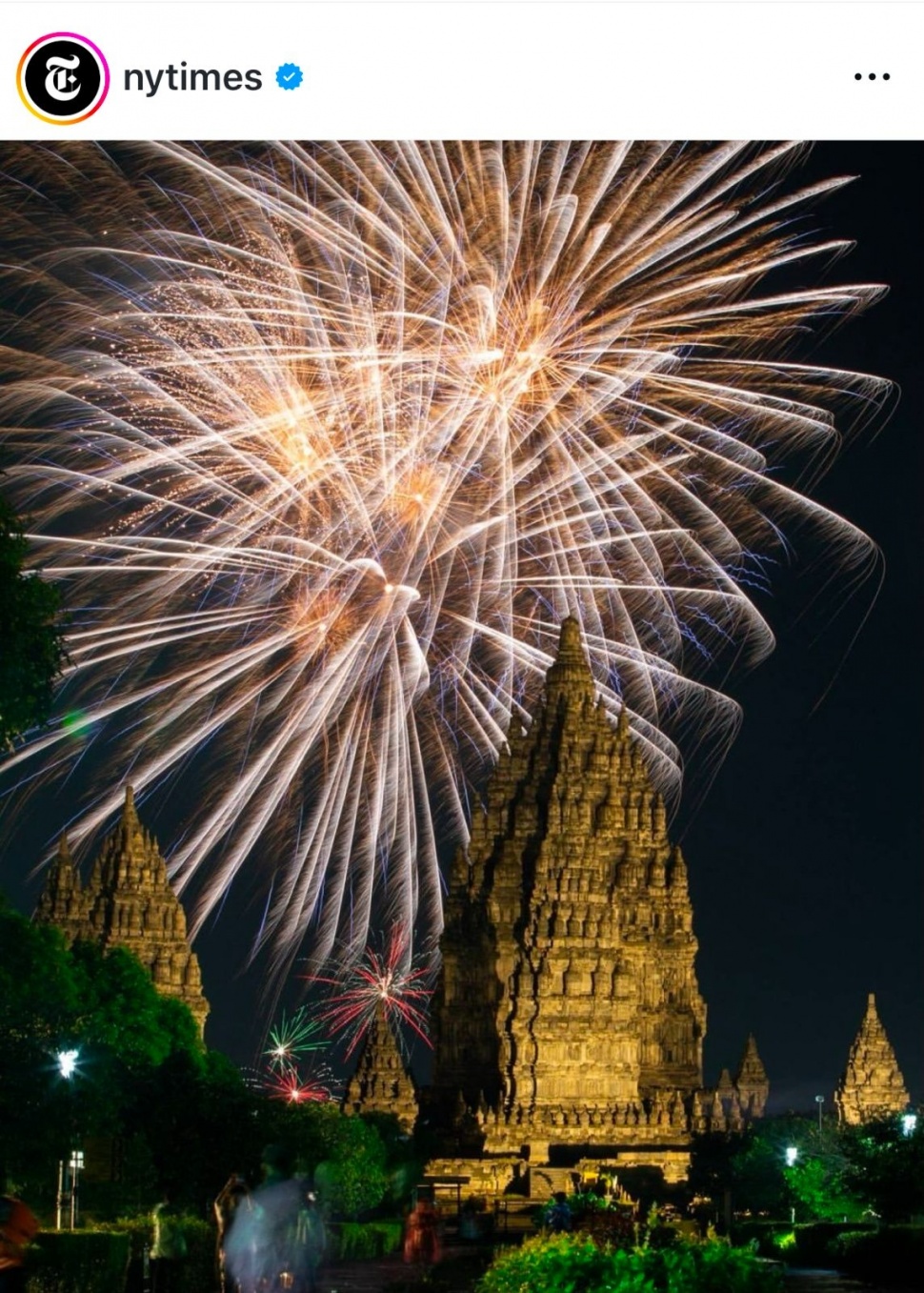 Melalui Instagram official, NY Times menyatakan Malam Tahun Baru di Candi Prambanan adalah salah satu momentum perayaan tahun baru seru sedunia (Instagram nytimes)