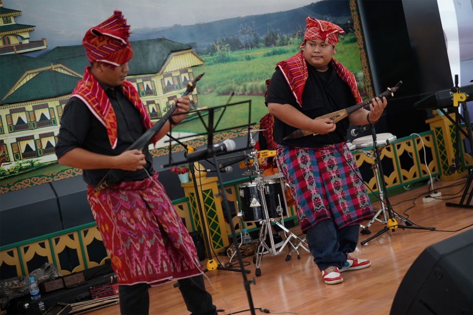 Pertunjukan seni daerah di Bandara Kualanamu, Deli Serdang, Sumatera Utara. [Ist]