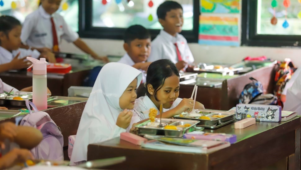 Para siswa menyantap Makanan Bergizi gratis di SDN 15 Slipi, Jakarta, Senin (6/1/2025). [Suara.com/Alfian Winanto]