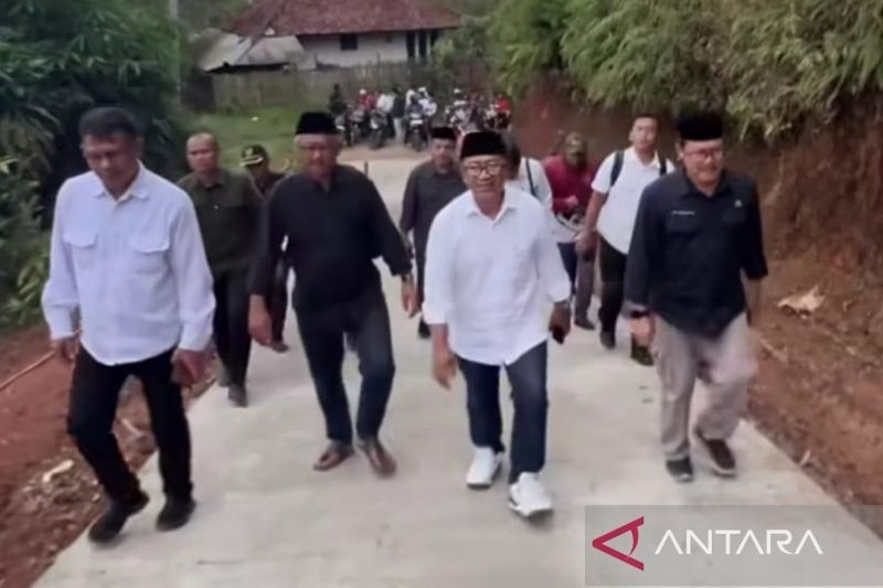 Bupati Kabupaten Cianjur, Jawa Barat, Herman Suherman, meninjau langsung perbaikan jalan beton yang tuntas dilakukan di wilayah selatan Cianjur bersama kepala dinas.(ANTARA/Ahmad Fikri). (Ahmad Fikri)