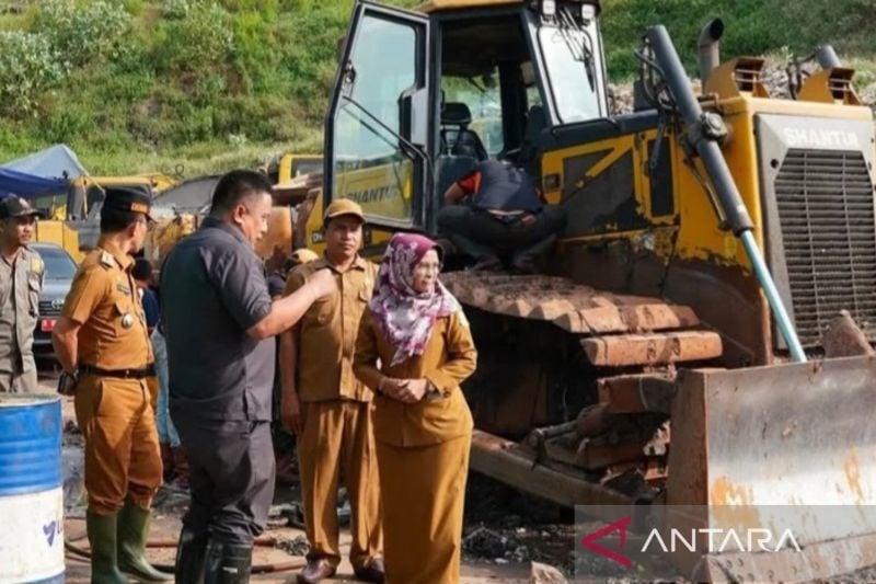 Penjabat Bupati Bekasi Dedy Supriyadi saat meninjau progres pekerjaan penataan ulang TPA Burangkeng di Kecamatan Setu Kabupaten Bekasi Jawa Barat, Rabu (8/1/2025). ANTARA/Pradita Kurniawan Syah.