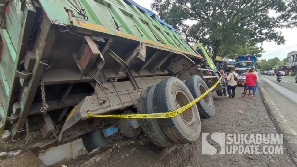 Truk batubara amblas di pinggir Jalan Raya Siliwangi, Kampung Sundawenang RT 30/12, Desa Sundawenang, Kecamatan Parungkuda, Kabupaten Sukabumi, Rabu 8 Desember 2025, sekitar pukul 22.00 WIB. (Sumber: su/ibnu)