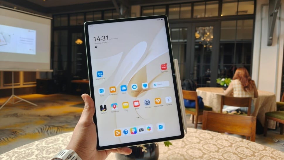 Tablet Huawei MatePad 12 X yang resmi meluncur ke Indonesia pada Kamis (8/1/2025). [Suara.com/Dicky Prastya]