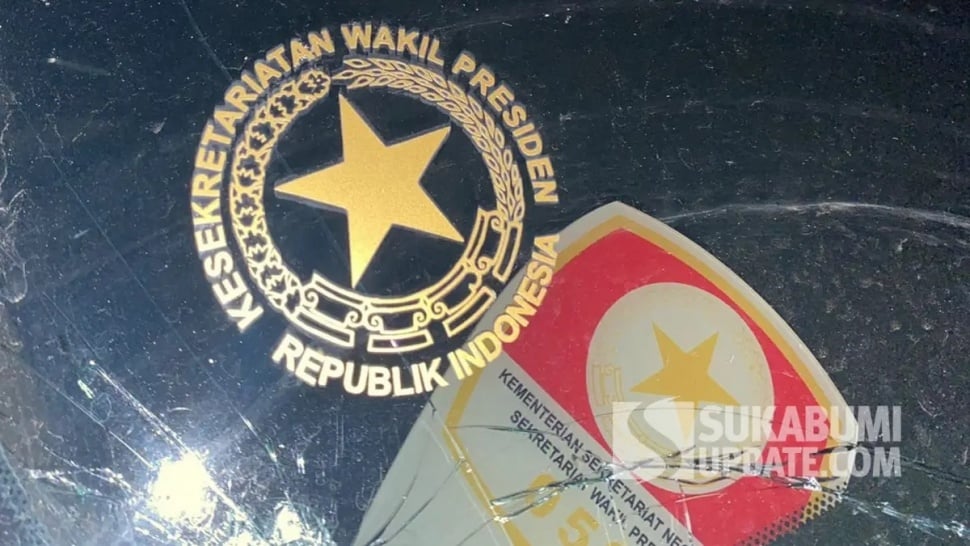 Stiker Kesekretariatan Wakil Presiden Republik Indonesia pada mobil Toyota Land Cruiser yang terlibat tabrakan di Jalan Lingkar Selatan Kota Sukabumi pada Kamis malam, 9 Januari 2025. | Foto: SU/Asep Awaludin