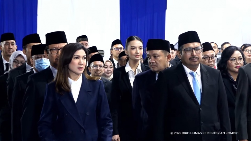 Artis Raline Shah (tengah) dilantik jadi Stafsus Menteri Komdigi pada Senin (13/1/2025). [Screenshot YouTube Komdigi]