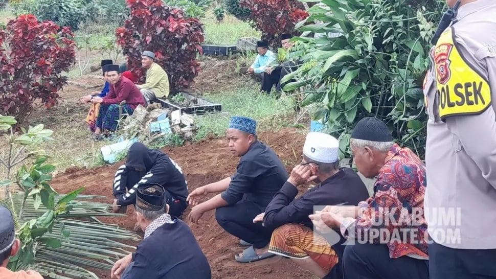 Proses pemakaman Dedeh Kurniasih (46 tahun) di TPU Kampung Panyindangan, Desa Pawenang, Kecamatan Nagrak, Kabupaten Sukabumi, Selasa (14/1/2025). | Foto: SU/Ibnu Sanubari