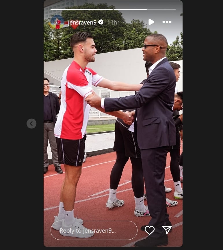 Jens Raven salaman dengan Patrick Kluivert. (Instagram/@jensraven9)