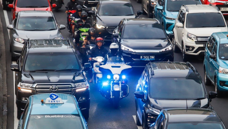 Petugas Patroli dan Pengawalan (Patwal) saat melintas di Jalan Jendral Sudirman, Jakarta, Rabu (15/1/2025). [Suara.com/Alfian Winanto]