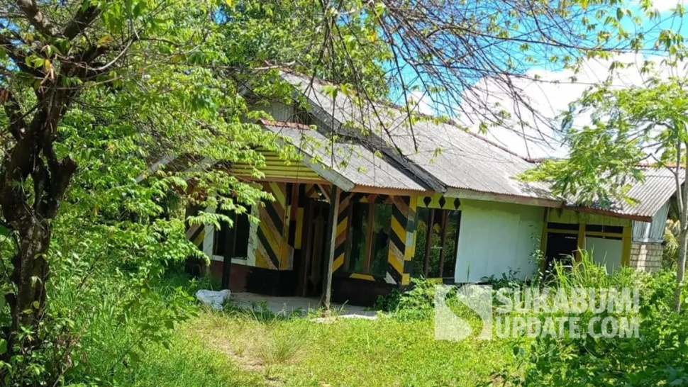 Rumah kosong tempat ditemukannya mayat laki-laki di Kampung Citarate, Desa Ujunggenteng, Kecamatan Ciracap, Kabupaten Sukabumi, Kamis (16/1/2025). | Foto: Istimewa