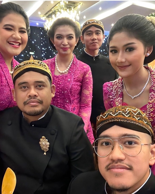 Foto anak-anak dan menantu Jokowi dan Iriana (X)