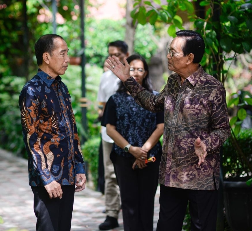 Foto pertemuan Jokowi dan Sultan Hamengkubuwono X. [X/@SantorinisSun]