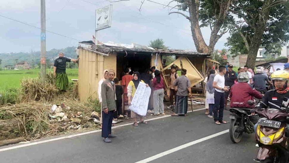 Massa menyerang kedai kopi yang diduga menjadi tempat jualan obat haram di Kampung Kamasan, Kelurahan Muarasanding, Kecamatan Garut Kota, Garut, Jawa Barat Jumat (17/1/2025). Foto: Pikpik/HR