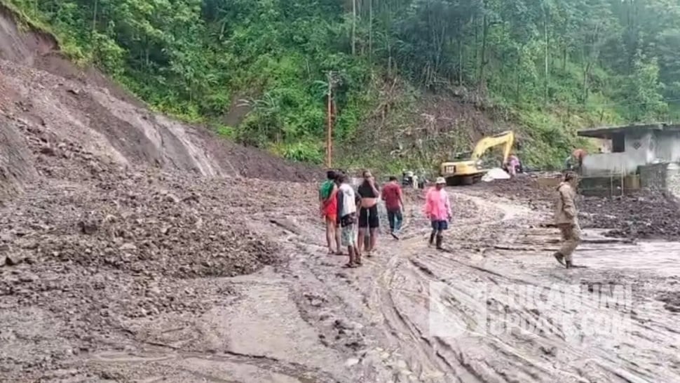 Material longsor menutup Jalan Nasional Bagbagan-Kiara Dua, tepatnya di Kampung Cimapag, Desa Loji, Kecamatan Simpenan, Kabupaten Sukabumi, Sabtu (18/1/2025). | Foto: Istimewa