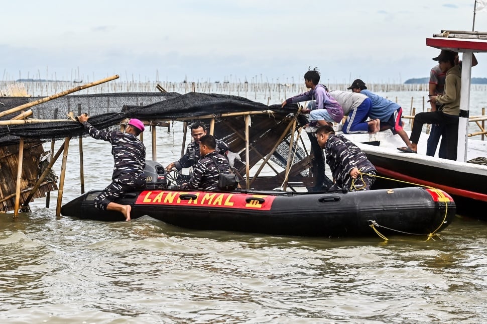 Sejumlah Personel TNI dan nelayan membongkar pagar laut yang terpasang di kawasan pesisir Tanjung Pasir, Kabupaten Tangerang, Banten, Sabtu (18/1/2025). (ANTARA FOTO/Rivan Awal Lingga)