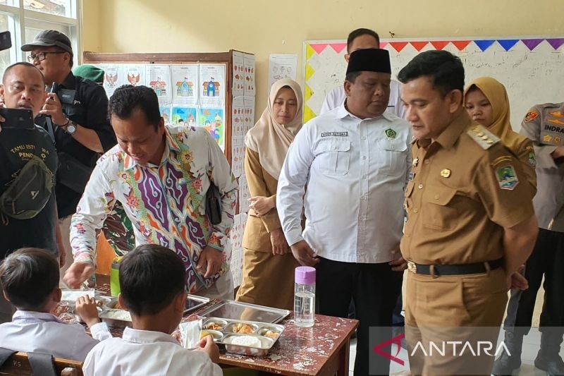 Pemkab Majalengka saat meninjau pelaksanaan program MBG di Majalengka, Jawa Barat, Senin (20/1/2025). (ANTARA/Fathnur Rohman)