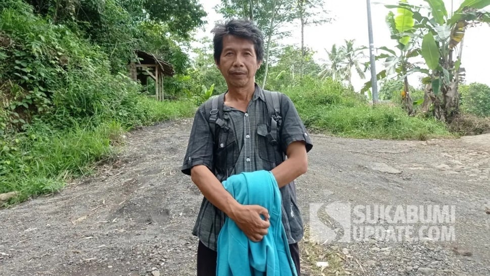 Empan Supandi (51 tahun), guru honorer asal Kampung Ciguha, Desa Jampangtengah, Kabupaten Sukabumi. | Foto: Dokumentasi Dian Agustian