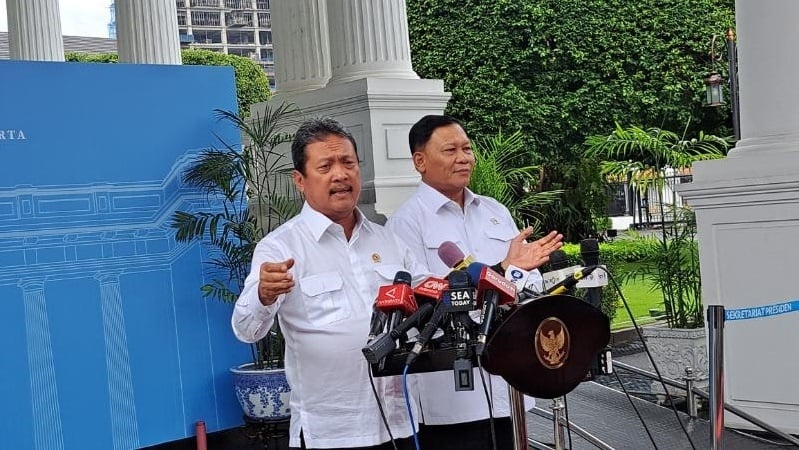 Menteri KKP Sakti Wahyu Trenggono usai menghadap Presiden Prabowo Subianto di Istana Kepresidenan Jakarta. (Suara.com/Novian)