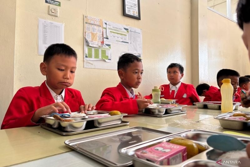 Pemberian Makan Bergizi Gratis kepada para siswa sekolah dasar di Kota Bandung, Jawa Barat, Selasa (21/1/2025). (ANTARA/Rubby Jovan)