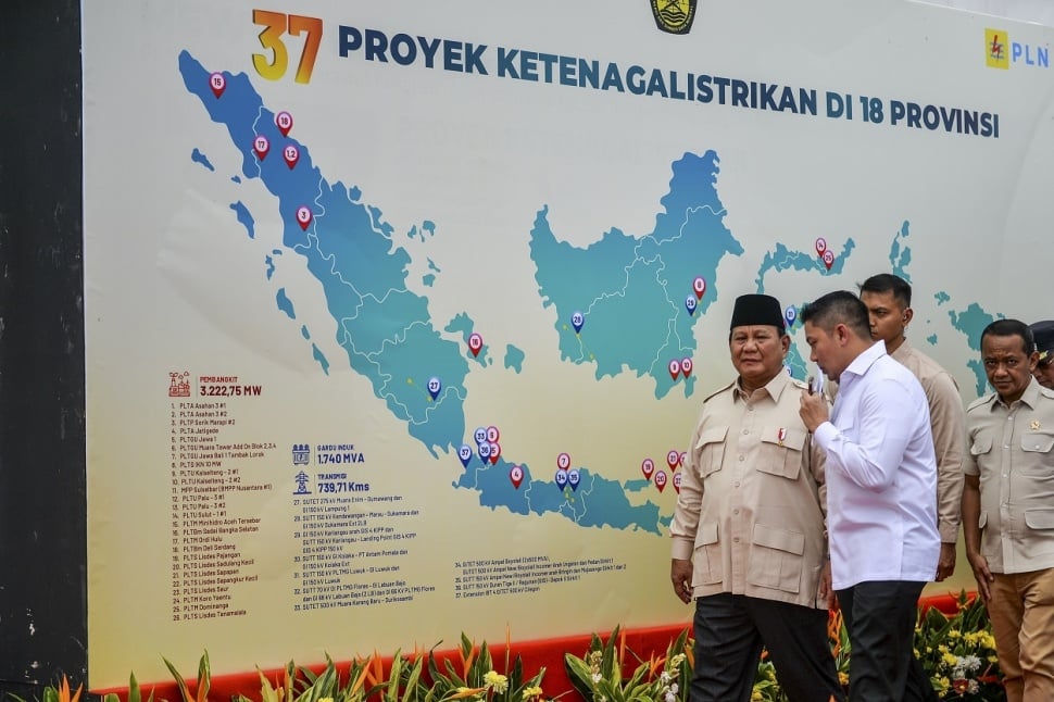 Presiden Prabowo Subianto (kiri) bersama Sekertaris Kabinet Teddy Indra Wijaya (kedua kiri) berjalan keluar ruangan usai meresmikan 37 proyek ketenagalistrikan di 18 provinsi di PLTA Jatigede, Kabupaten Sumedang, Jawa Barat, Senin (20/1/2025). Presiden Prabowo Subianto bersama jajaran menteri meresmikan 37 proyek ketenagalistrikan yang meliputi 26 pembangkit, dan 11 transmisi gardu induk di 18 provinsi di Indonesia dengan total investasi Rp72 triliun. ANTARA FOTO/Raisan Al Farisi/tom. 